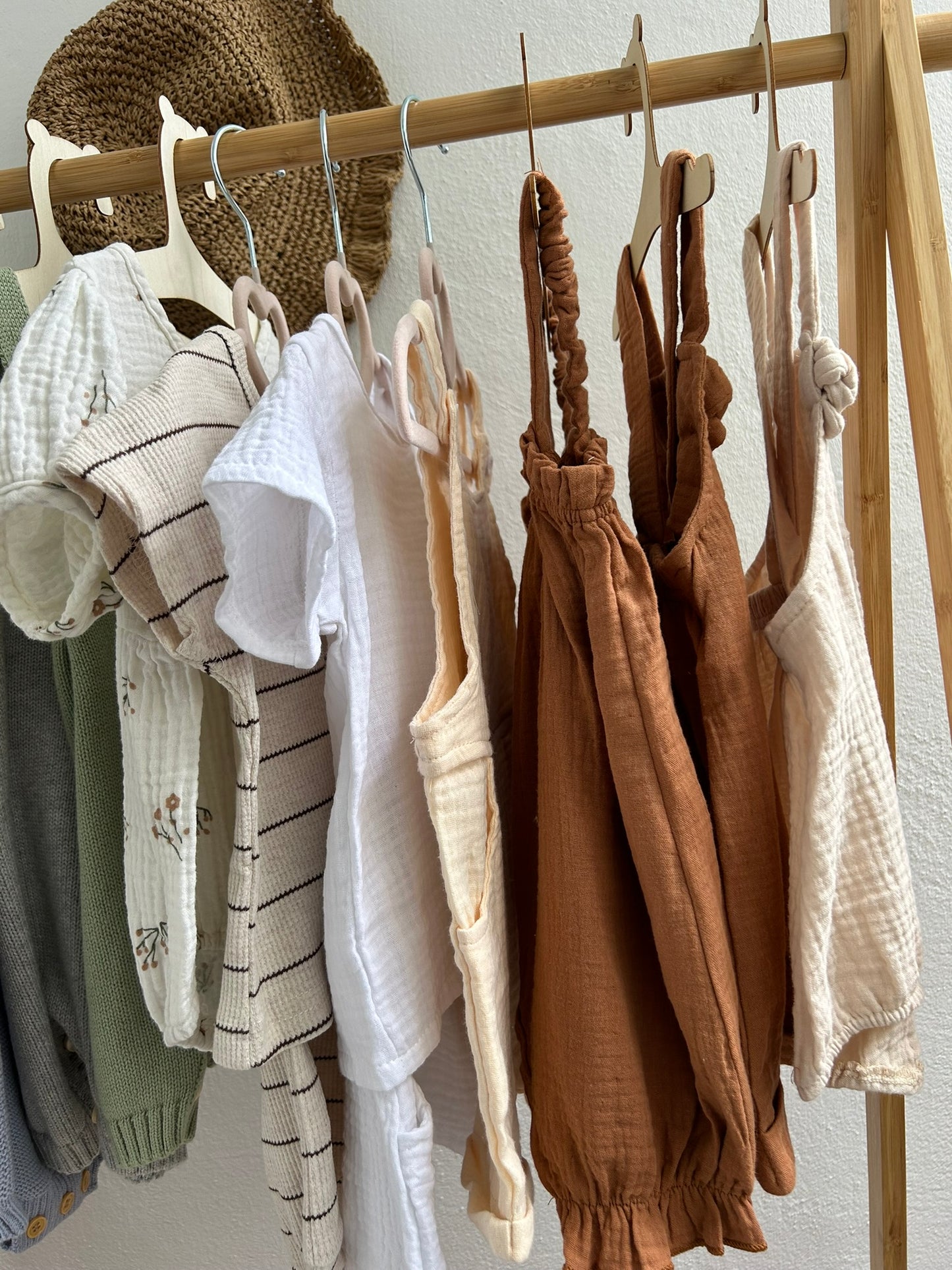 Romper treger sa tankim bretelama